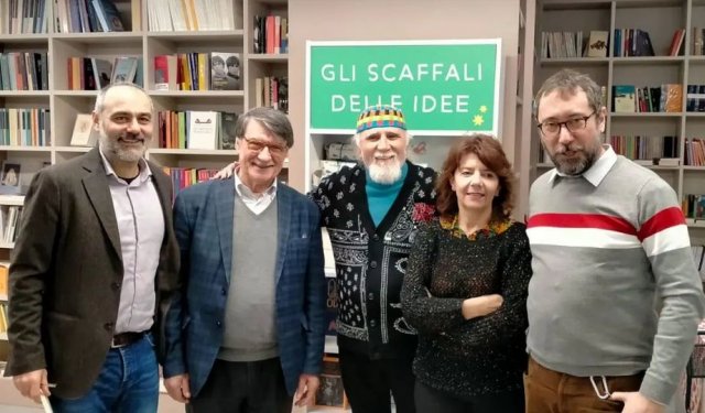 Incontro con Moni Ovadia presso la Nuova Libreria Rinascita. 31.12.22 da sin. Domenico Bizzarro, Claudio Bragaglio, Moni Ovadia, Valeria Negrini, Gherardo Bortolotti